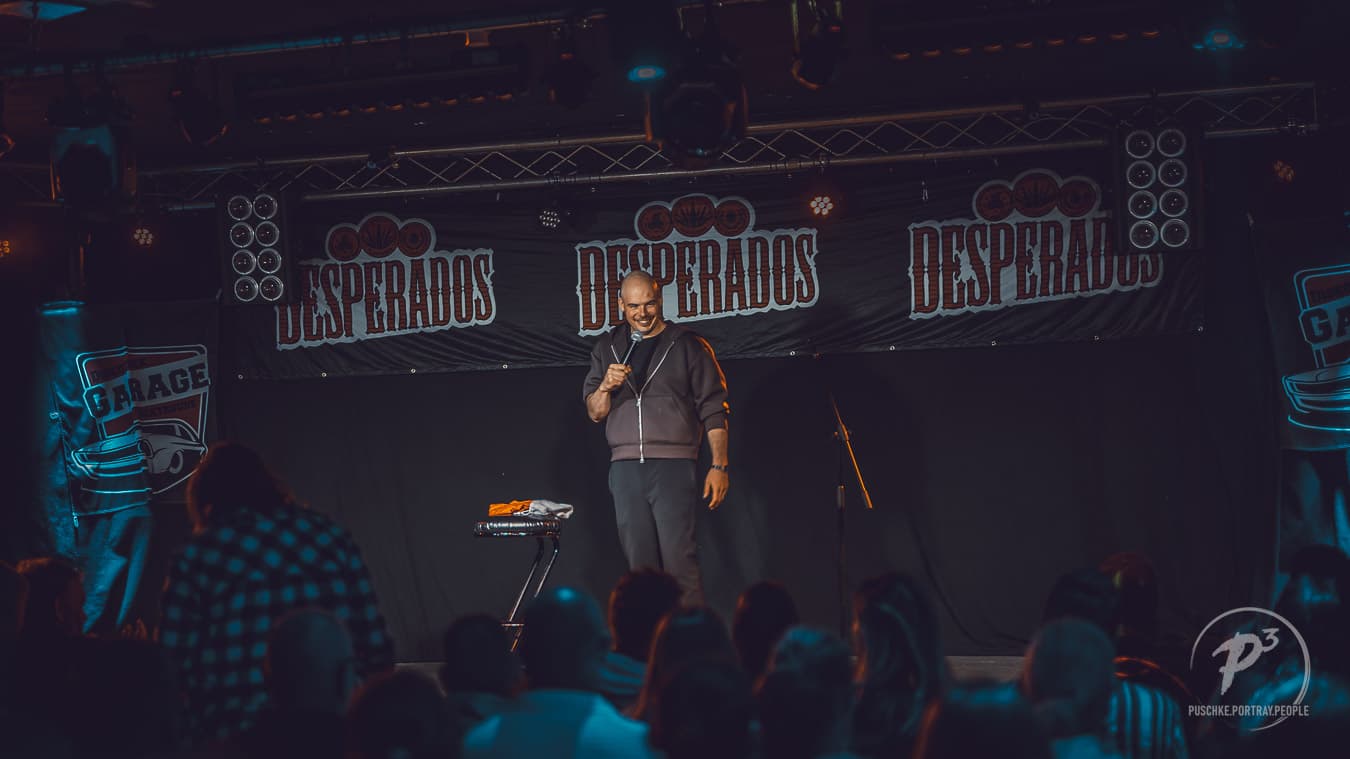 Comedian auf der Bühne der Diskothek Garage