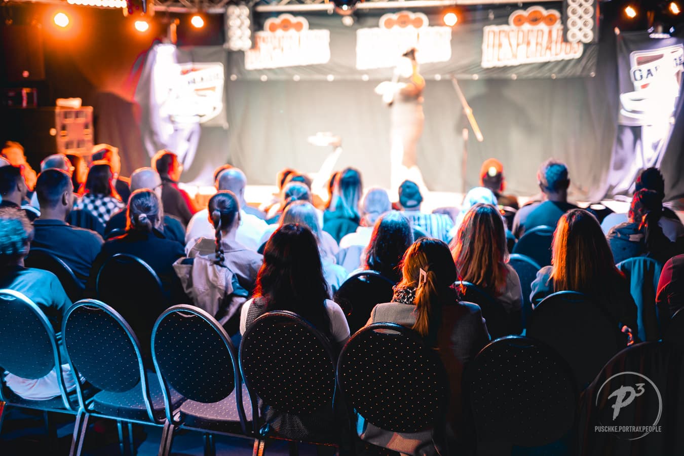 Publikum vor der Bühne bei BuxteComedy
