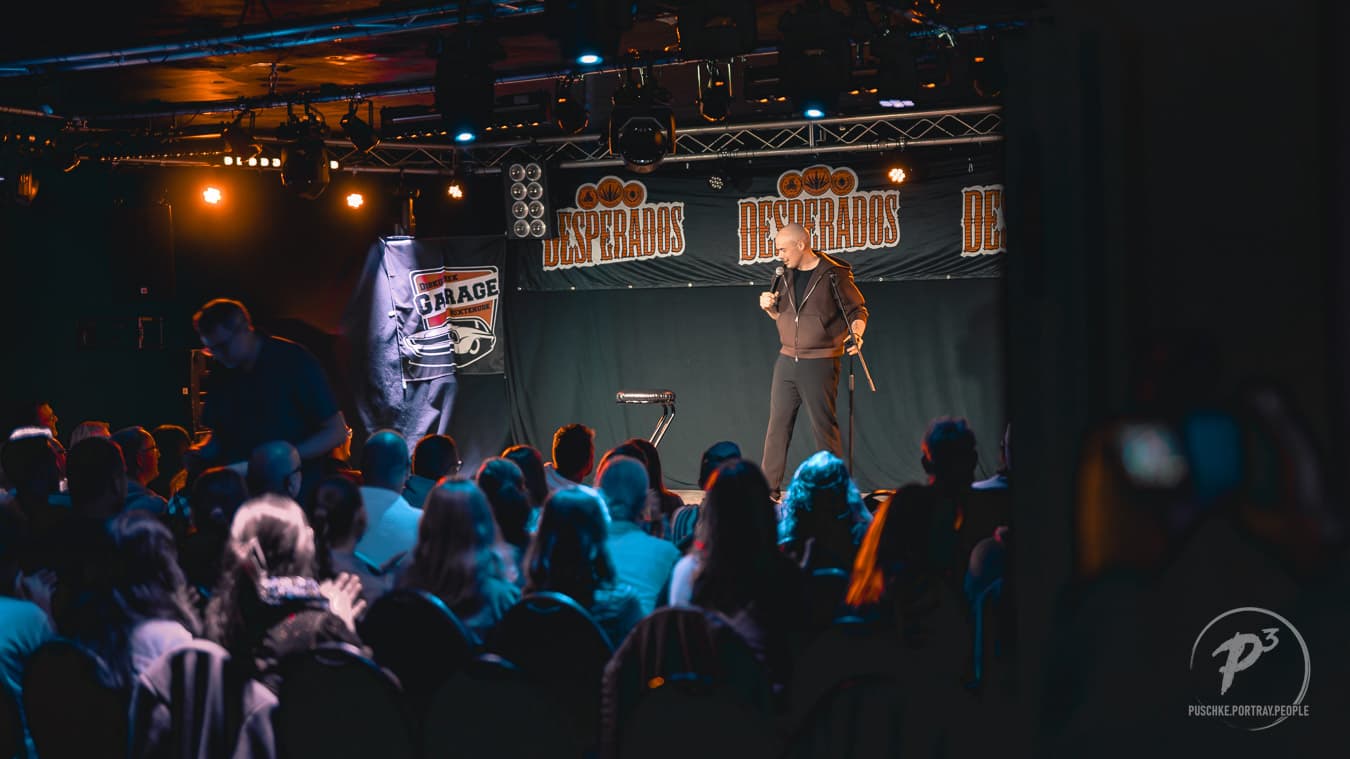 Bühne und Publikum bei einer BuxteComedy Mix Show