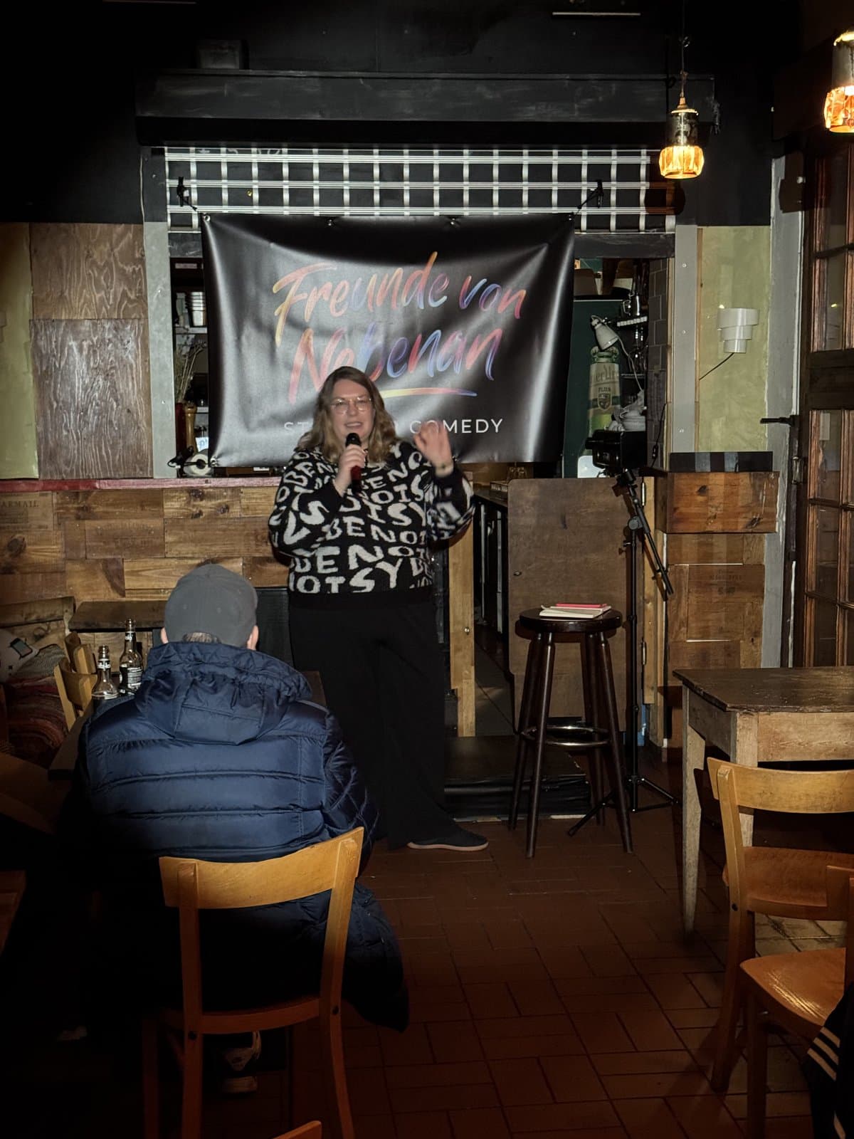 Comedian live auf der Bühne bei BuxteComedy