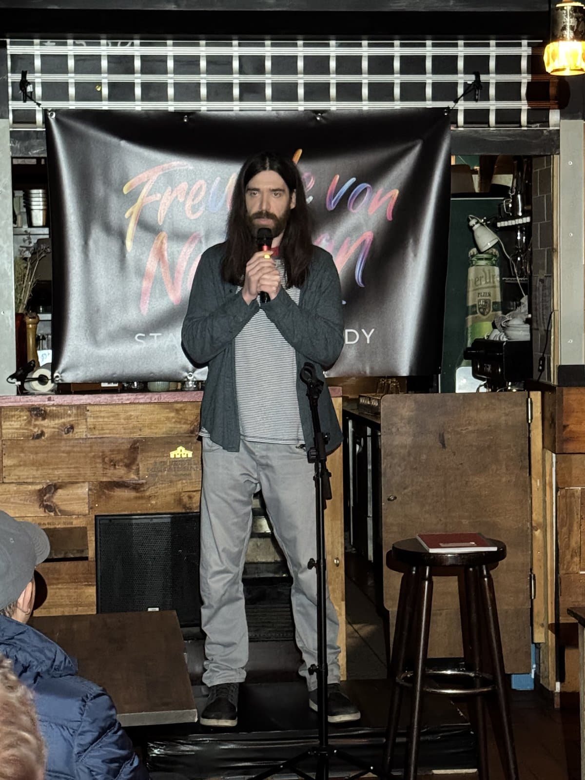 Comedian mitten in der Pointe